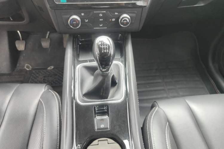 Used Dongfeng Fengon 580 2016 1.5T Manual Luxury Edition Gear Lever