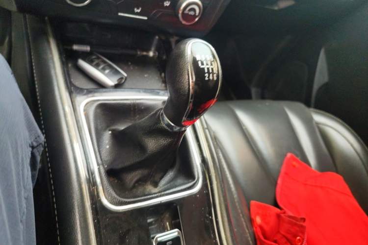 Used Dongfeng Fengon 580 2016 1.5T Manual Luxury Edition Gear Lever