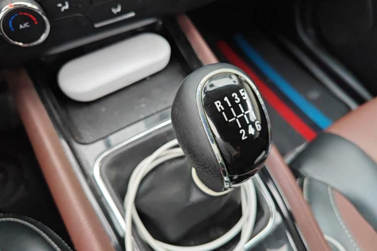 Used Dongfeng Fengon 580 2016 1.5T Manual Luxury Edition Gear Lever