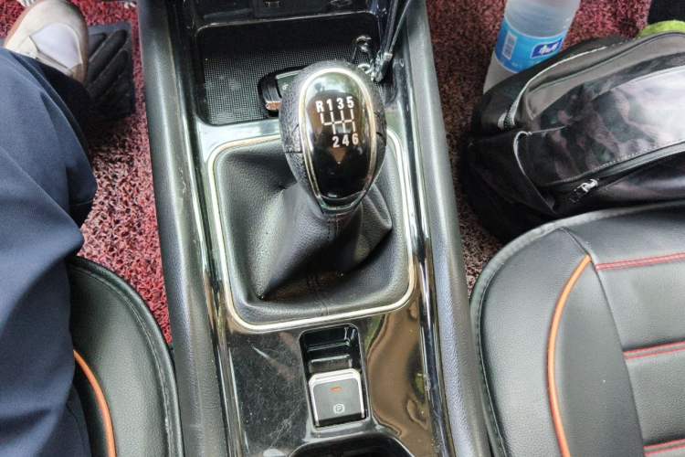 Used Dongfeng Fengon 580 2016 1.5T Manual Luxury Edition Gear Lever