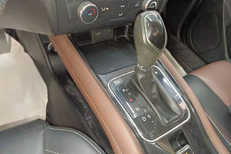 Used Dongfeng Fengon 580 2016 Revised Version 1.5T CVT Luxury Edition Gear Lever