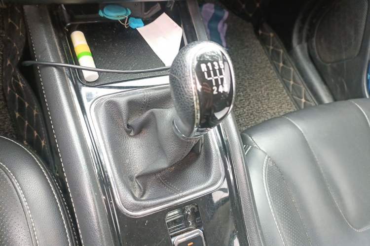 Used Dongfeng Fengon 580 2016 1.5T Manual Luxury Edition Gear Lever