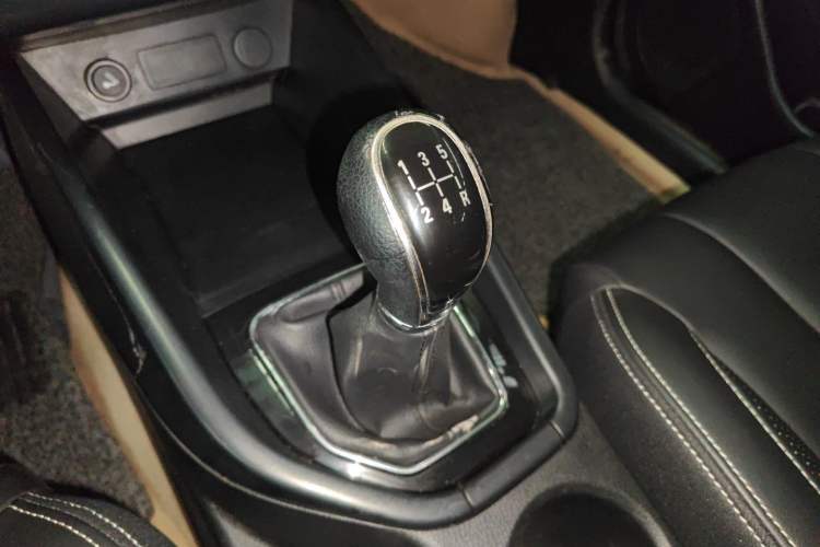 Used Dongfeng Fengon 580 2016 1.8L Manual Comfort Model Gear Lever