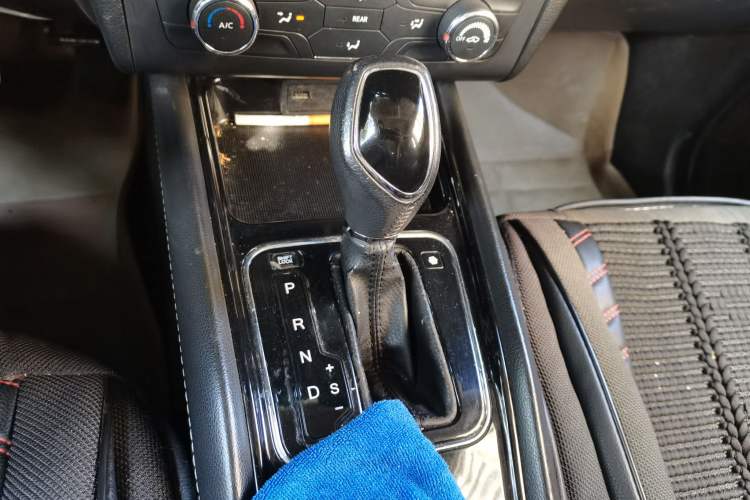 Used Dongfeng Fengon 580 2016 Revised Version 1.5T CVT Luxury Edition Gear Lever