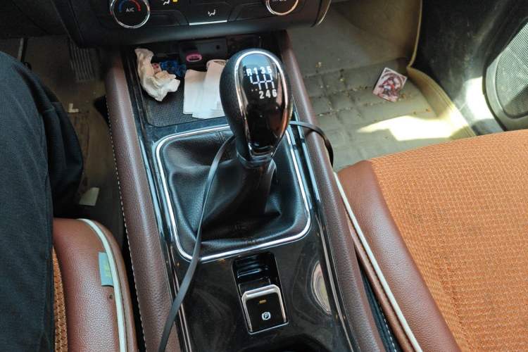 Used Dongfeng Fengon 580 2016 1.5T Manual Luxury Edition Gear Lever