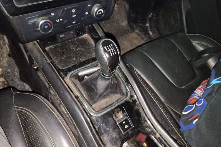 Used Dongfeng Fengon 580 2016 1.5T Manual Luxury Edition Gear Lever