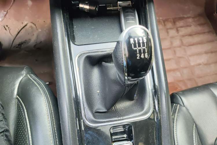Used Dongfeng Fengon 580 2016 1.5T Manual Luxury Edition Gear Lever