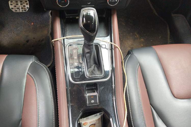 Used Dongfeng Fengon 580 2016 Revised Version 1.5T CVT Luxury Edition Gear Lever