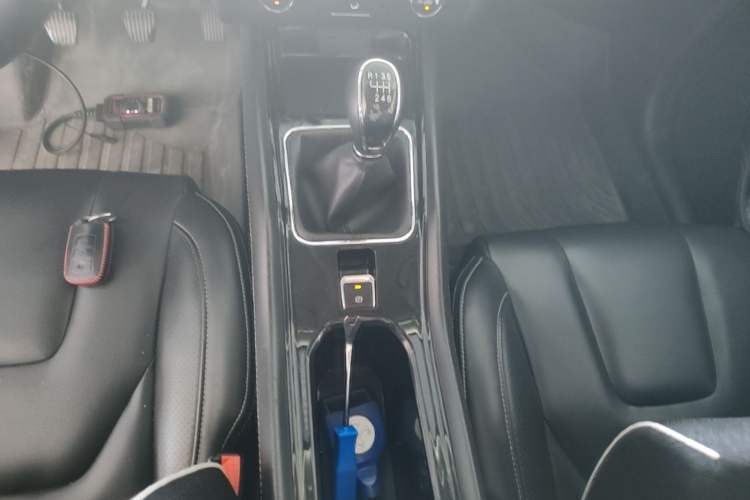 Used Dongfeng Fengon 580 2016 1.5T Manual Luxury Edition Gear Lever