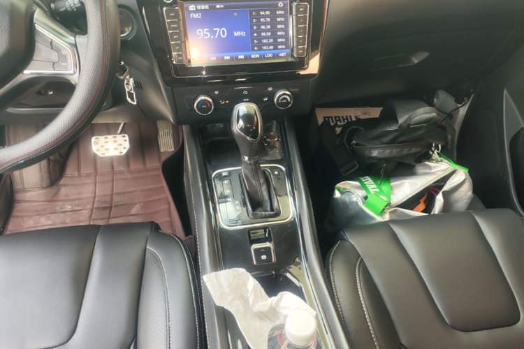 Used Dongfeng Fengon 580 2016 Revised Version 1.5T CVT Comfort Edition Gear Lever