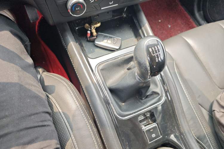 Used Dongfeng Fengon 580 2016 1.5T Manual Luxury Edition Gear Lever