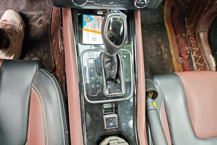 Used Dongfeng Fengon 580 2016 Revised Version 1.5T CVT Luxury Edition Gear Lever