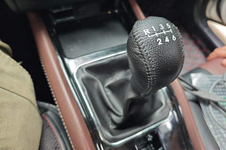 Used Dongfeng Fengon 580 2016 1.5T Manual Luxury Edition Gear Lever