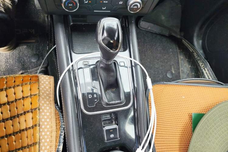 Used Dongfeng Fengon 580 2016 Revised Version 1.5T CVT Comfort Edition Gear Lever