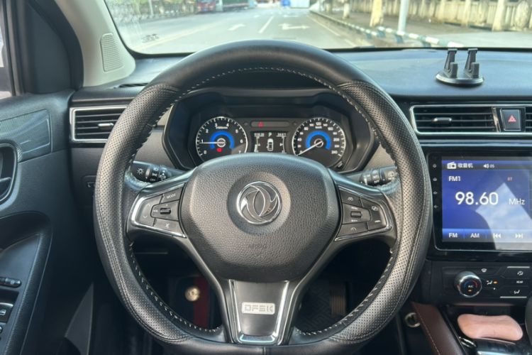 Used Dongfeng Fengon 580 2016 Revised Version 1.5T CVT Luxury Edition Interior 1