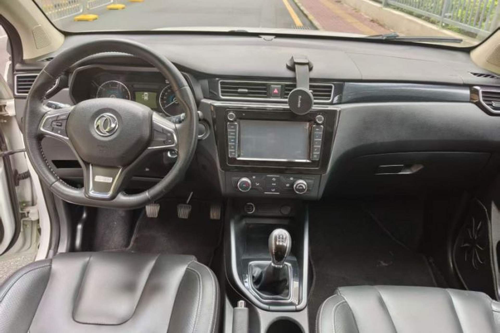 Used Dongfeng Fengon 580 2016 1.8L Manual Comfort Model Interior 1