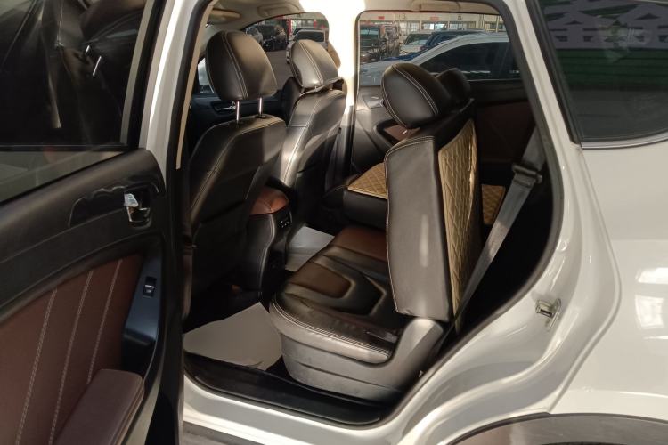 Used Dongfeng Fengon 580 2016 Revised Version 1.5T CVT Luxury Edition Interior 4