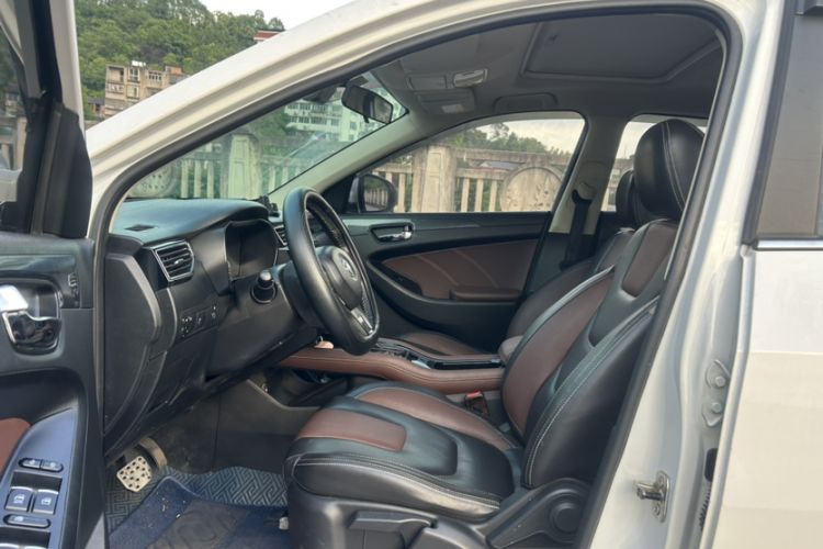 Used Dongfeng Fengon 580 2016 Revised Version 1.5T CVT Luxury Edition Interior 4