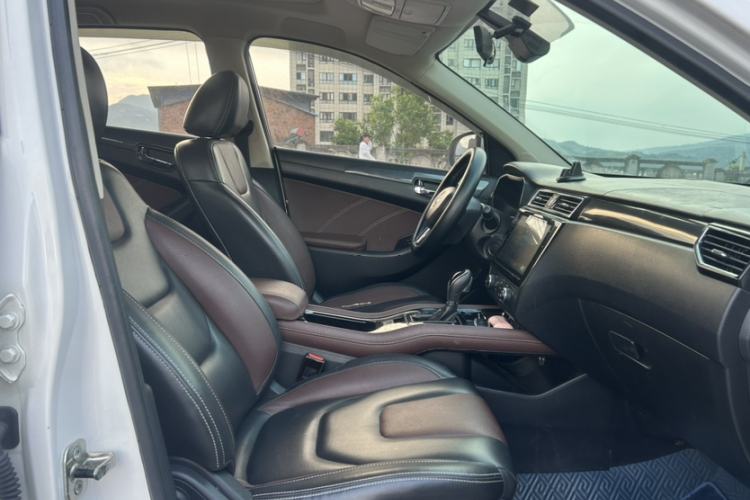 Used Dongfeng Fengon 580 2016 Revised Version 1.5T CVT Luxury Edition Interior 7