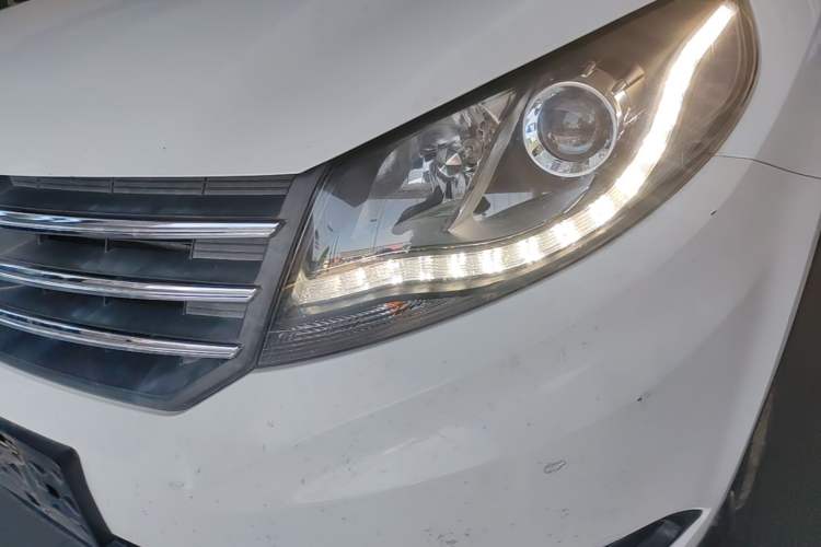 Used Dongfeng Fengon 580 2016 1.5T Manual Luxury Edition Left Front Headlight