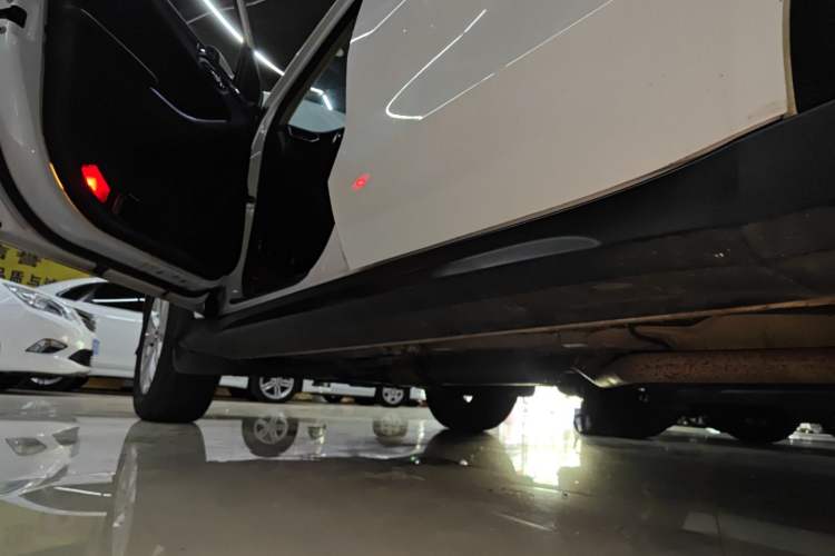 Used Dongfeng Fengon 580 2016 1.8L Manual Comfort Model Left Side Sill