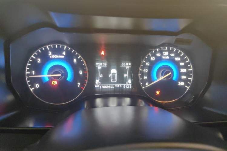 Used Dongfeng Fengon 580 2016 1.5T Manual Comfort Model Odometer Close Up
