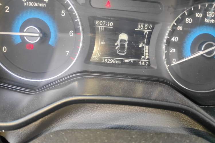 Used Dongfeng Fengon 580 2016 1.5T Manual Luxury Edition Odometer Close Up
