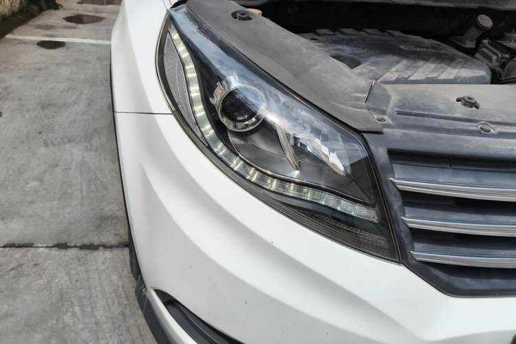 Used Dongfeng Fengon 580 2016 1.5T Manual Luxury Edition Right Front Headlight