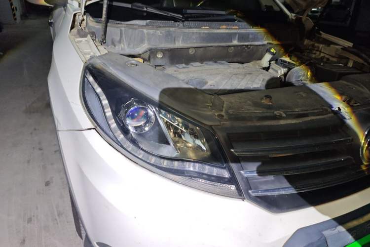 Used Dongfeng Fengon 580 2016 1.5T Manual Luxury Edition Right Front Headlight