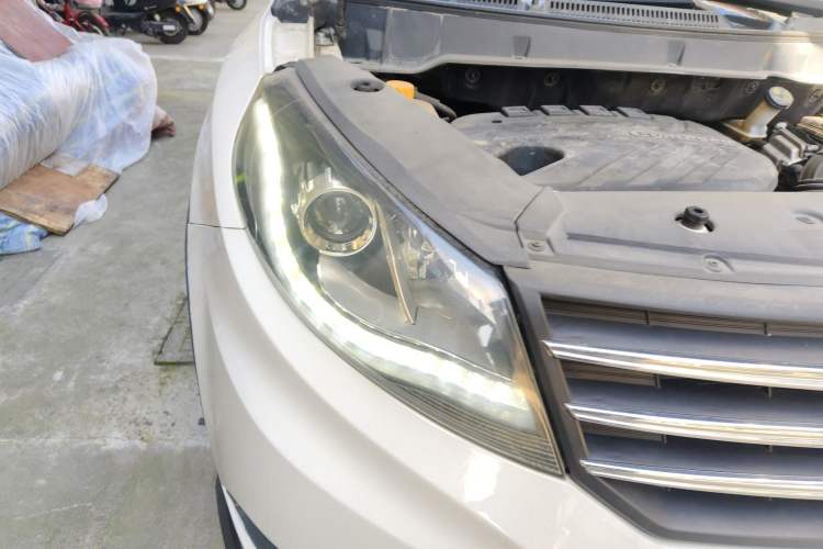 Used Dongfeng Fengon 580 2016 1.5T Manual Luxury Edition Right Front Headlight