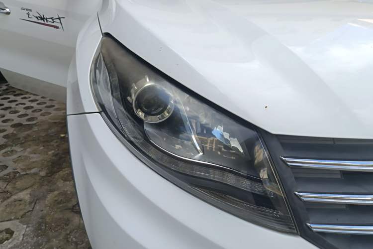 Used Dongfeng Fengon 580 2016 1.5T Manual Luxury Edition Right Front Headlight