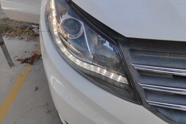 Used Dongfeng Fengon 580 2016 1.5T Manual Luxury Edition Right Front Headlight