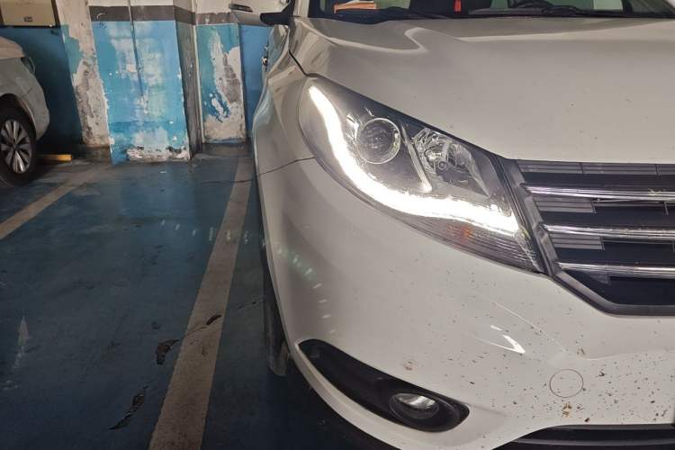 Used Dongfeng Fengon 580 2016 1.5T Manual Luxury Edition Right Front Headlight