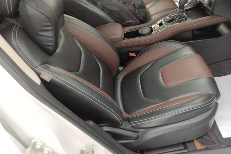 Used Dongfeng Fengon 580 2016 Revised Version 1.5T CVT Luxury Edition Right Front Seat