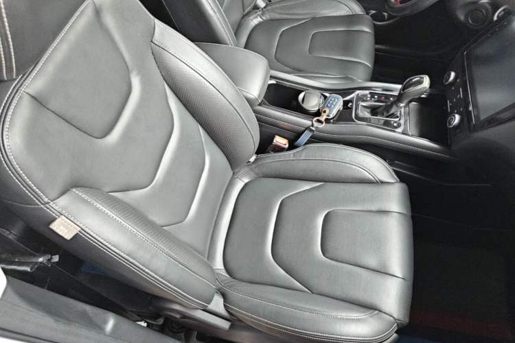 Used Dongfeng Fengon 580 2016 Revised Version 1.5T CVT Luxury Edition Right Front Seat