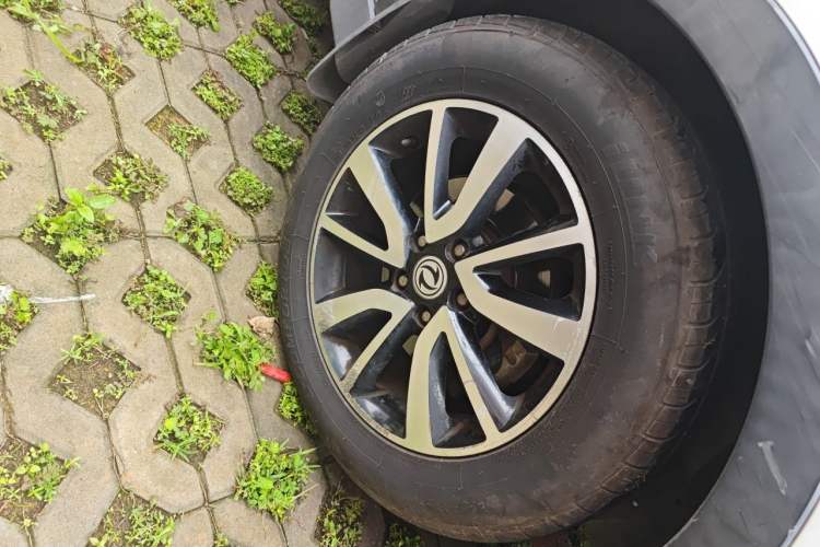 Used Dongfeng Fengon 580 2016 1.5T Manual Luxury Edition Right Front Wheel Hub
