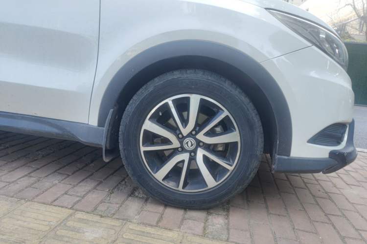 Used Dongfeng Fengon 580 2016 1.5T Manual Luxury Edition Right Front Wheel Hub