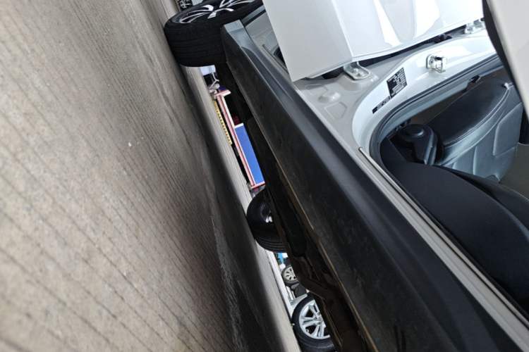 Used Dongfeng Fengon 580 2016 Revised Version 1.5T CVT Luxury Edition Right Side Sill