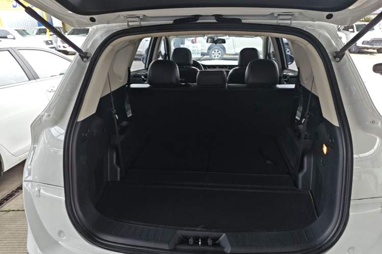 Used Dongfeng Fengon 580 2016 Revised Version 1.5T CVT Luxury Edition Trunk