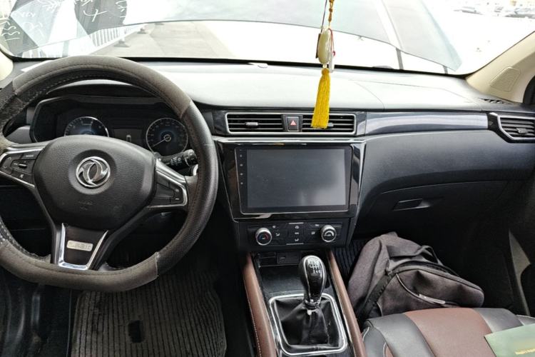 Used Dongfeng Fengon 580 2017 1.5T Manual Luxury Model Center Console