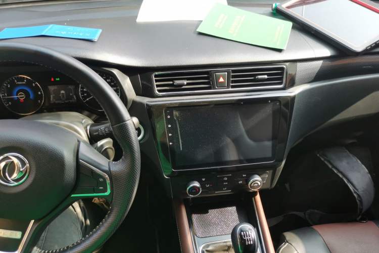 Used Dongfeng Fengon 580 2017 1.5T Manual Luxury Model Center Console