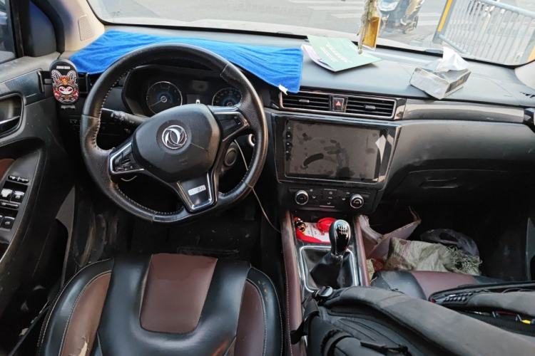 Used Dongfeng Fengon 580 2017 1.5T Manual Luxury Model Center Console
