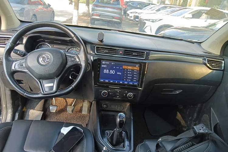 Used Dongfeng Fengon 580 2017 1.8L Manual Comfort Model Center Console