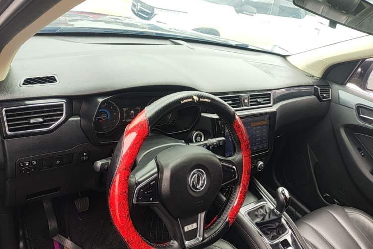 Used Dongfeng Fengon 580 2017 1.5T Manual Luxury Model Center Console
