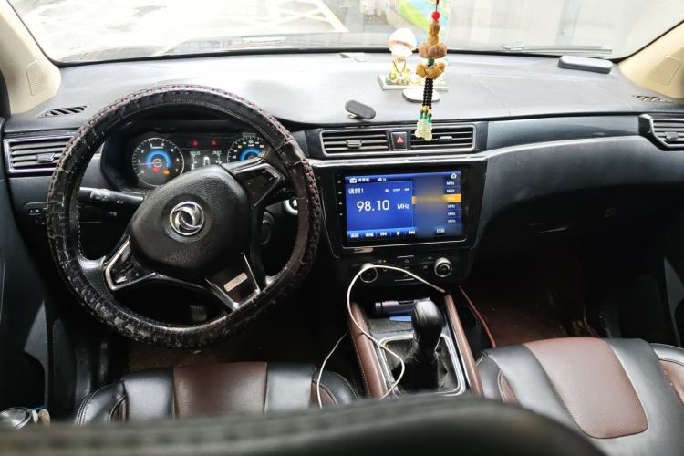 Used Dongfeng Fengon 580 2017 1.5T Manual Luxury Model Center Console