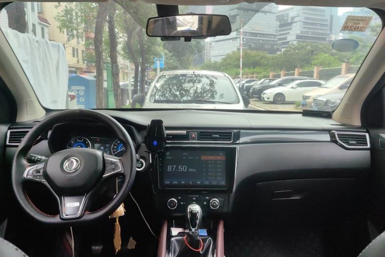 Used Dongfeng Fengon 580 2017 1.5T Manual Luxury Model Center Console