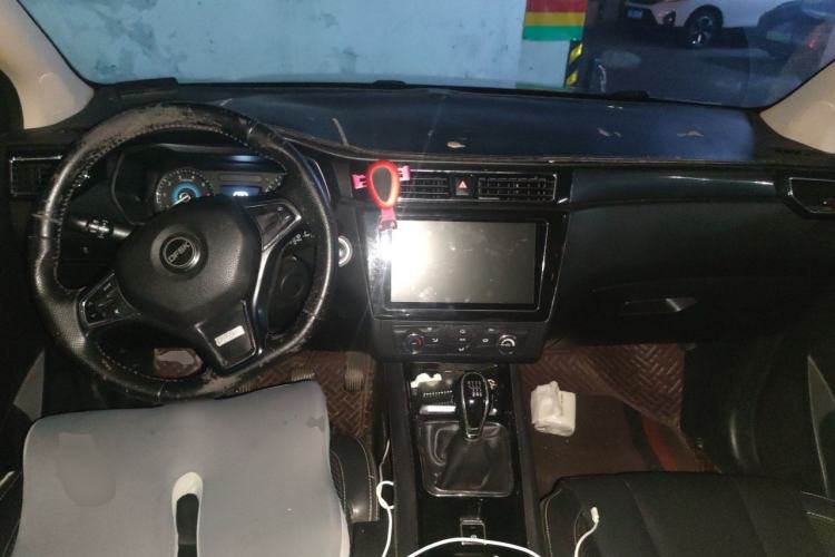 Used Dongfeng Fengon 580 2017 1.5T Manual Luxury Model Center Console