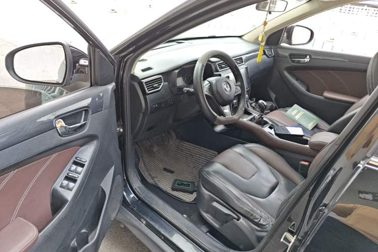 Used Dongfeng Fengon 580 2017 1.5T Manual Luxury Model Driver Seat