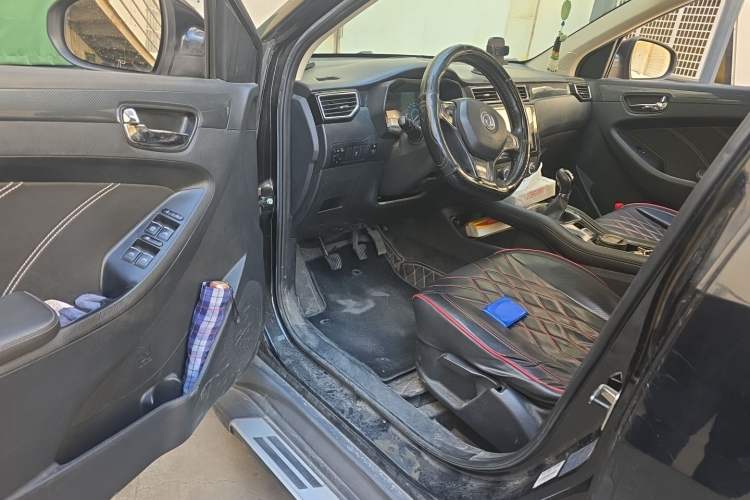 Used Dongfeng Fengon 580 2017 1.5T Manual Luxury Model Driver Seat