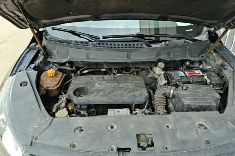 Used Dongfeng Fengon 580 2017 1.5T Manual Luxury Model Engine Bay